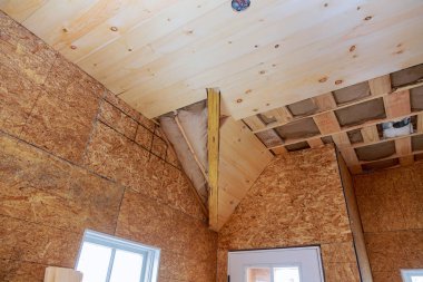 Cam fiberglas termal izolasyon evi olan ev çatısı iç mekanda inşaat halinde.