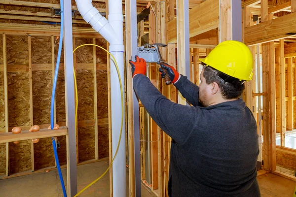 Trabalhador Coloca Tomadas Elétricas Instalação Nova Casa — Fotografia de Stock