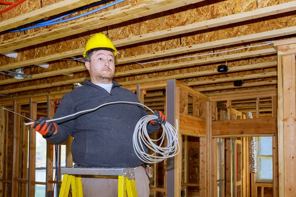 Conectando Uma Nova Casa Eletricista Trabalha Para Construção Novo Edifício — Fotografia de Stock