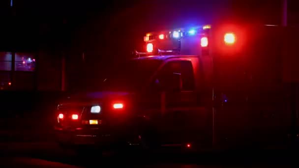 Gece vakti acil servis ambulansının arka yanıp sönen ışıklarının görüntüsü. — Stok video