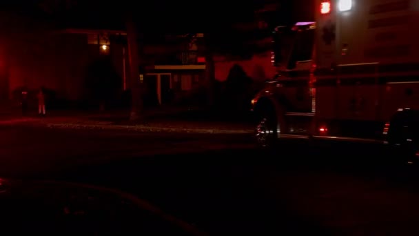 L'ambulanza lampeggia le sue luci durante un paramedico con città di notte — Video Stock