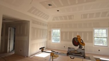 Bir dairede onarımlar için yeni ev malzemeleri inşa ediliyor, tadilat yapılıyor, yeniden inşa ediliyor