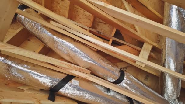 Hele huis interieur airconditioner hvac systeem onder dak. — Stockvideo