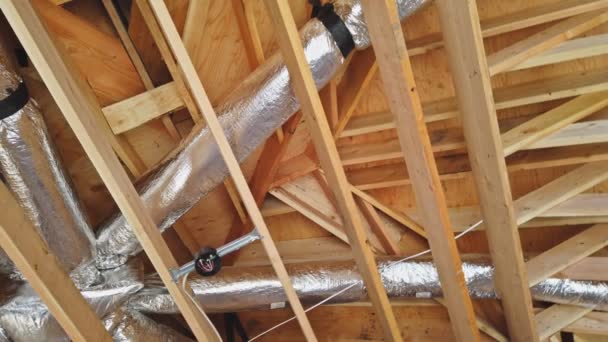 Nuova casa sotto il tetto delle bocche del condizionatore d'aria nella nuova costruzione di casa — Video Stock