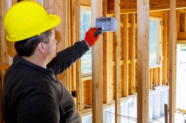 Yeni ev inşaatında duvara elektrik prizleri yerleştirme işlemi