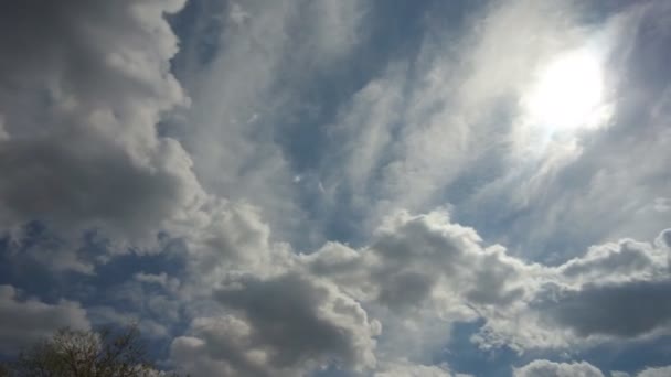 Blauwe lucht achtergrond met wolken Timelapse golvende wolken — Stockvideo