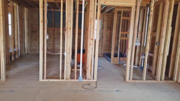 Legno su costruito nuova casa inquadrando una casa in costruzione — Video Stock