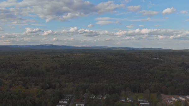 Pocono berg sommar grönt gräs och blå himmel landskap — Stockvideo