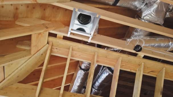 Hvac sistemindeki merkezi kondisyon sistemi binanın tavanı altında — Stok video