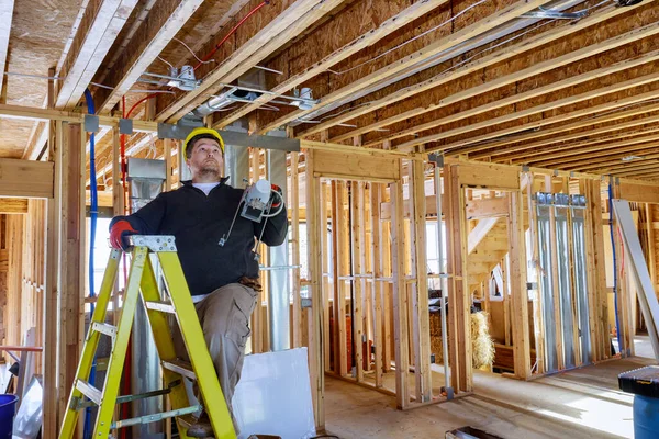 Electricista Está Sosteniendo Sus Manos Instala Monta Iluminación Interior Techo — Foto de Stock