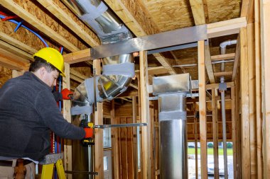 Kurulum sistemi HVAC havalandırma boruları gümüş yalıtım merkezi kondisyon bir duvar