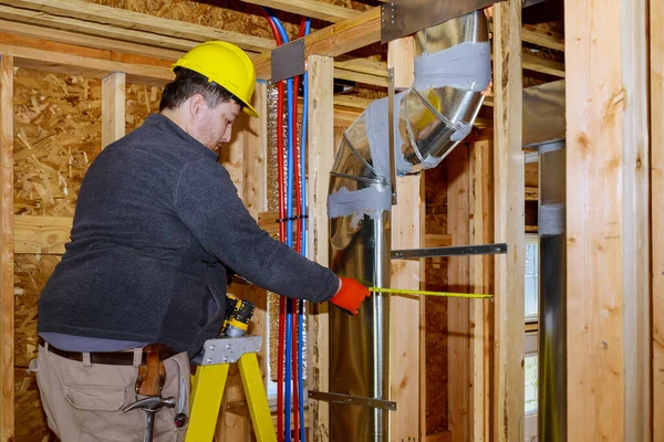 Construtor Masculino Instalando Tubos Ventilação Com Construção Nova Casa Hvac — Fotografia de Stock