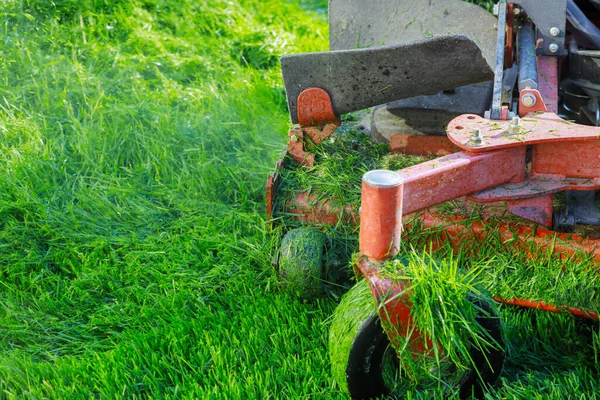 Rumah Kebun Rumput Tukang Kebun Memotong Rumput Dengan Mesin Pemotong — Stok Foto