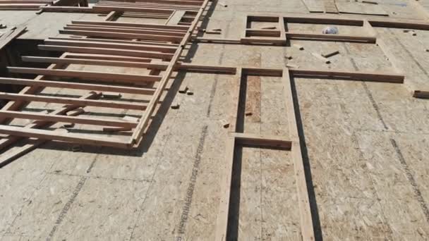 Estrutura de estrutura de construção de madeira em um novo desenvolvimento — Vídeo de Stock