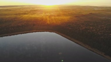 Göl üzerinde İHA uçuran bir göl. Güzel sabah sisi.