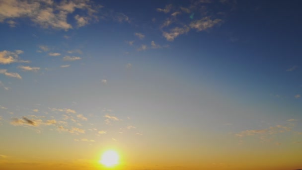 Cielo panorámico colorido durante la salida y puesta del sol en la mañana de verano — Vídeo de stock