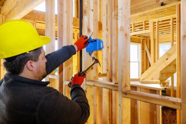 İşçi yeni eve elektrik prizleri kuruyor