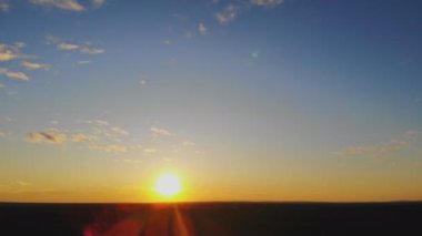 Gökyüzü mavi ve turuncu güneş ışığı gökyüzündeki bulutların arasından