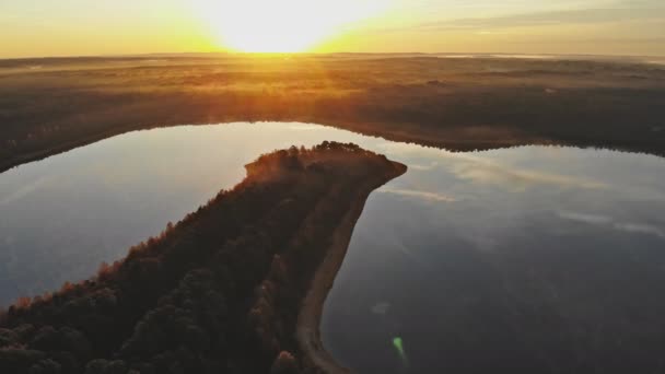 Vacker dimmig soluppgång landskap höst morgon vid en skogssjö med dimma — Stockvideo