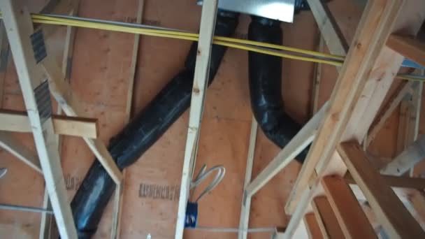 Трубы системы отопления дома, клапаны закрывают установку системы отопления на крыше — стоковое видео