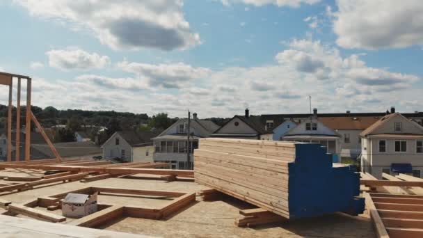 Nueva construcción de viviendas encuadramiento de una casa — Vídeo de stock