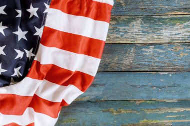 Tahta üzerinde Amerikan bayrağı ABD ulusal bayramı anma gününde