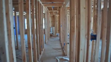 Duvarları kirişlerle döşemiş, Amerikan inşaat evinin altında.