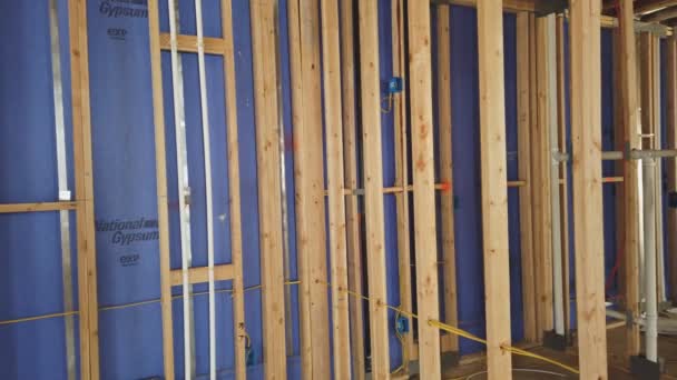 Particulier woonhuis met houten frame in aanbouw — Stockvideo