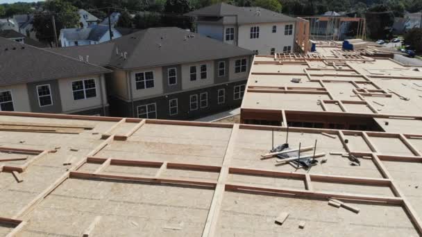 Nieuwbouw van een huis ingelijst van een gebouw in aanbouw — Stockvideo