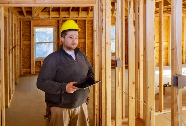 Inspector Verificando Edifício Durante Construção Casa Tablet Com Chapéu Duro — Fotografia de Stock