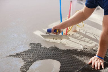Yapıştırıcıya beton dökmeden önce zemine ıslak havan topu dökün.