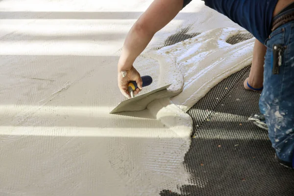 Profesyonel işçi havan topu betonu döşeme için hazırlanıyor..