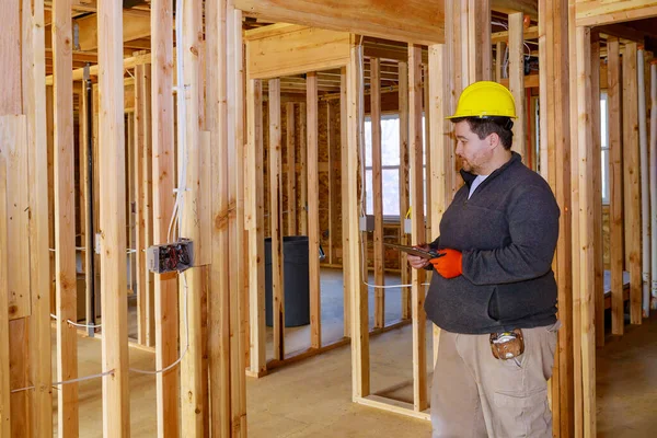 Inspector Con Sombrero Duro Amarillo Comprobando Cableado Eléctrico Interior Con — Foto de Stock