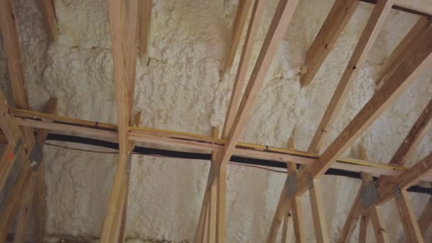 Construção de nova casa com instalação de isolamento térmico instalando no sótão — Vídeo de Stock