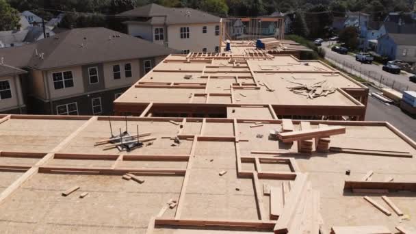 New construction frame home building under construction — Stock Footage New construction frame home building under construction Royalty Free Stock Video