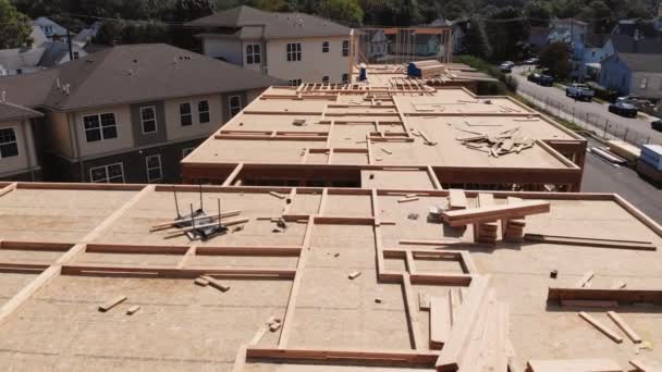 Edificio de viviendas de nueva construcción en construcción — Vídeo de stock