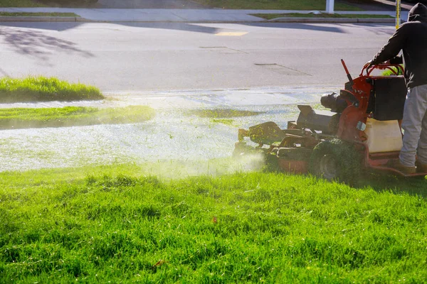 プロの庭師が芝生を刈る夏の男の労働者の切断草 — ストック写真