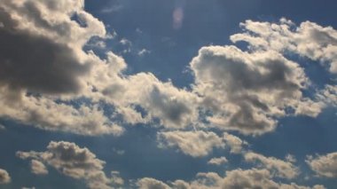 Bulutlu mavi gökyüzü arkaplanı Yuvarlanan bulutlar