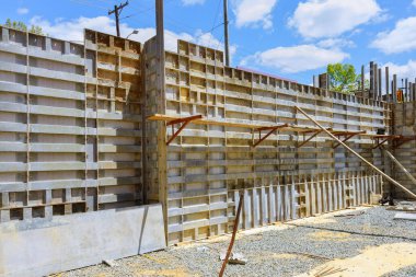 Geçici metal kullanılarak yapım aşamasındaki binanın temellerinin biçimlendirilmesi