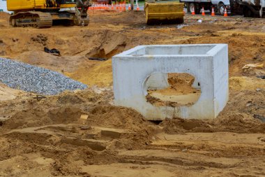 Suyun boşaltılması ve taşınması için büyük blok beton kanalizasyon inşaatı.