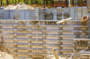 Metal iş tutucuları olan tamamlanmamış yapı konsepti