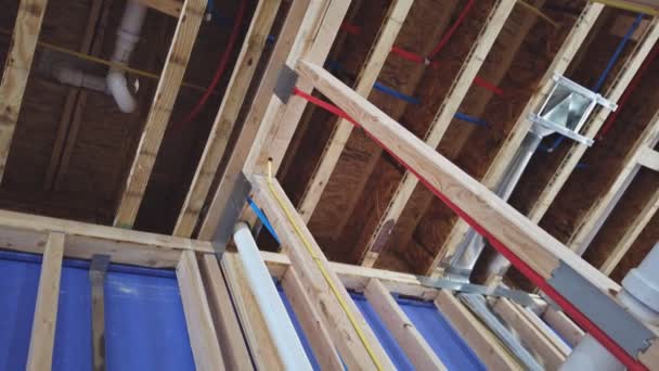 Bir ev çerçevesi içinde sıcak kırmızı ve soğuk mavi pex piposu ile boru boşaltma tesisatı uygulamak — Stok video
