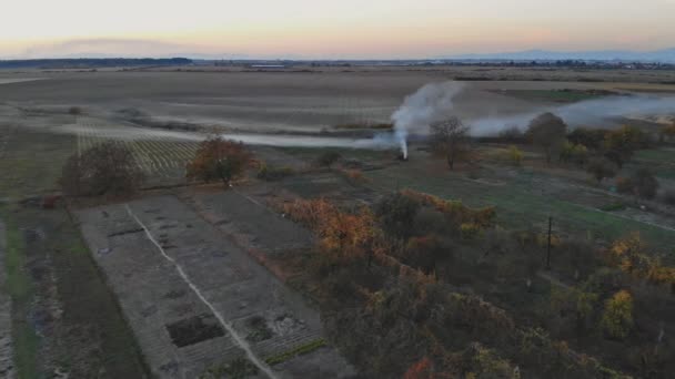 Bonfire van brunches, bladeren tijdens de herfst schoonmaakvelden branden bladeren vuur en rook herfst in het dorp — Stockvideo