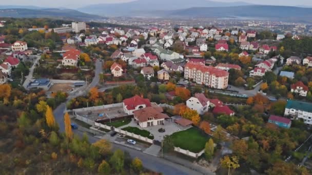 Uitzicht zonsondergang van de stad Uzhgorod, gelegen in Transcarpathia — Stockvideo