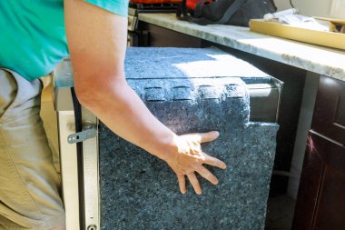 Mutfaktaki bulaşık makinesine yerleştirmek için tamirci