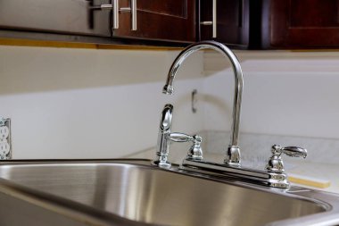 Evdeki mutfak lavabosuna yerleştirmeye hazır.