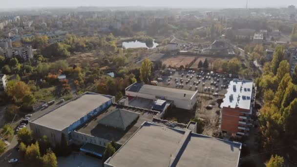 Torre de helicóptero volando en el pequeño paisaje urbano antiguas casas de arquitectura Uzhhorod Ucrania Europa — Vídeos de Stock
