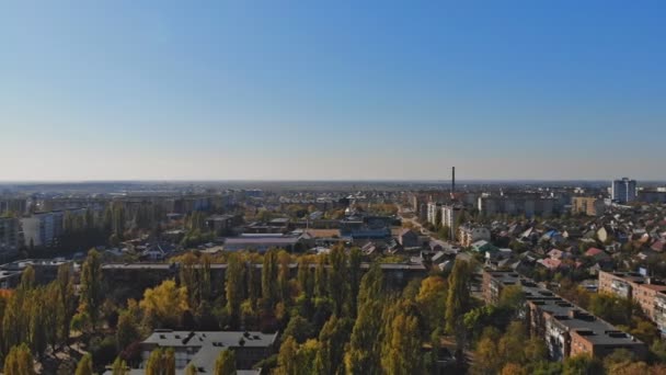 Hermoso pequeño pueblo o municipio en el bosque de otoño. Uzhhorod Ucrania Europa de las casas los techos alrededor . — Vídeos de Stock