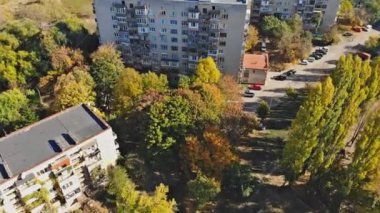 Uzhhorod Ukrayna 'nın sonbaharda yukarıda küçük bir şehir üzerindeki panoramik manzarası