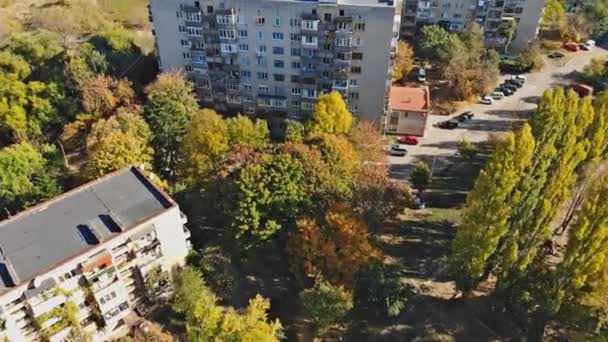 가을에 위에 있는 작은 도시에서 우크라이나의 우즈호 르 트 유럽을 바라본 파노라마 — 비디오